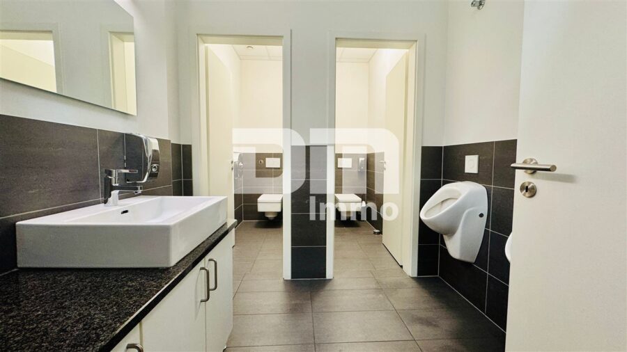 Gewerbeensemble Produktionshallen + Bürogebäude und umfangreiche Freiflächen - Bürogebäude Herren WC